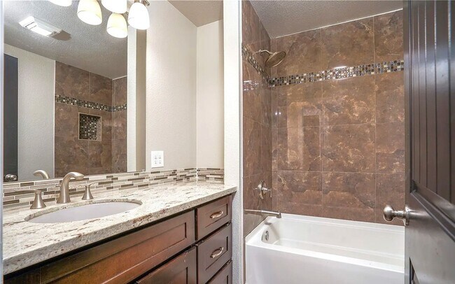 Building Photo - 4bedroom/2ba Downtown Puyallup Duplex