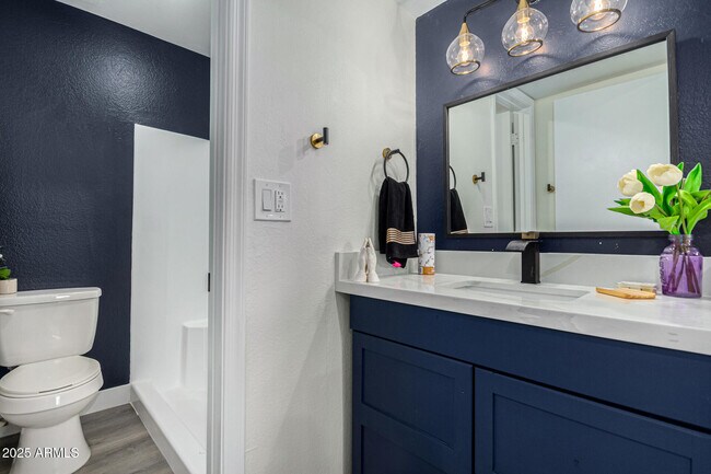 Building Photo - 623 W Guadalupe Rd