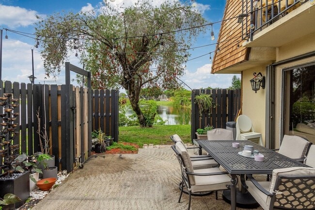 Building Photo - 393 Lake Arbor Dr