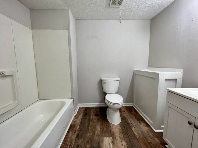 Building Photo - 723 Wren Rd