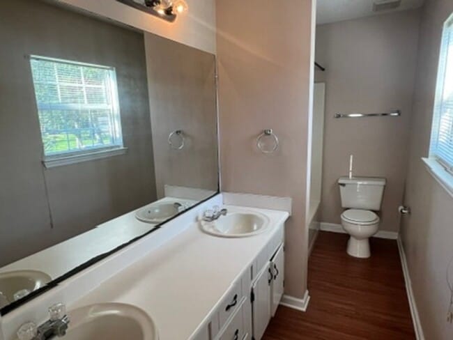 Building Photo - Two Story 3BR 2.5 Bath Available Early Sep...