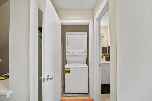 Building Photo - 8705 Bryam St
