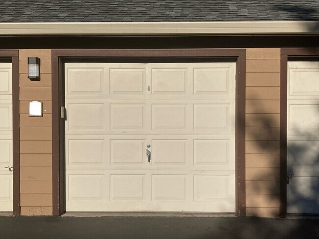 Building Photo - Adorable 2-bedroom 1 full bath and 1 car g...