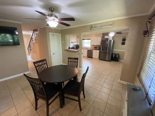 Building Photo - Kennedy Drive Retreat - 4 bedrm with bonus and billards room