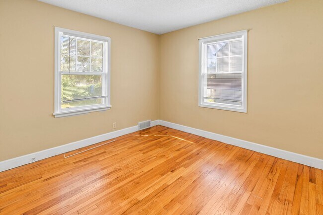 Building Photo - Charming 3Bedroom/2Bath