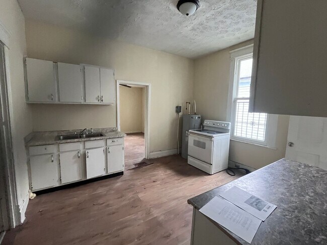 Building Photo - 4 Bedrooms!!