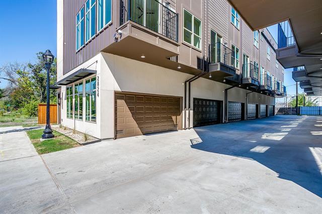 Building Photo - 300 Foch St