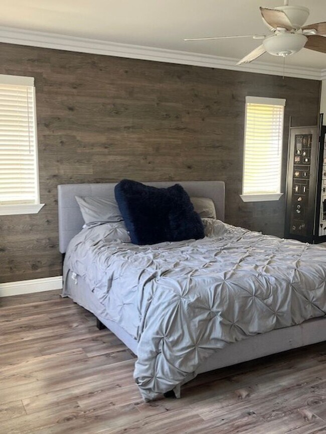 Building Photo - Beautiful, Spacious Home with solar-Desira...
