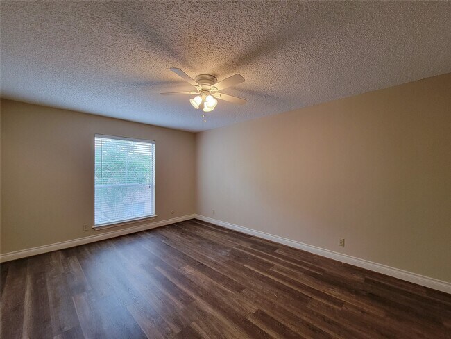 Building Photo - 700 Thicket Ln