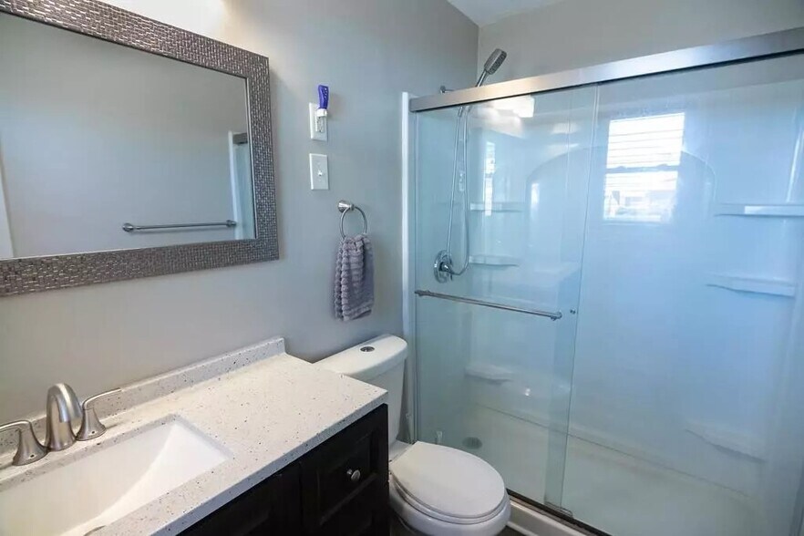 Building Photo - 614 Camellia St NE