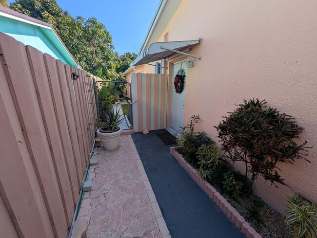 Building Photo - 2817 Dolphin Dr