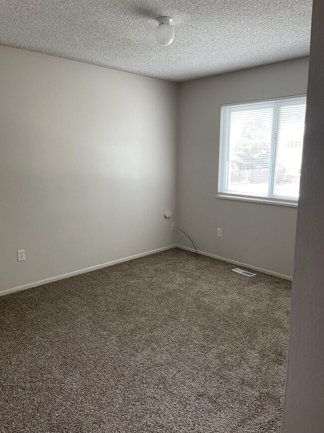 Building Photo - 488 Anjou Dr