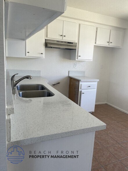 Building Photo - 11503 Menlo Ave