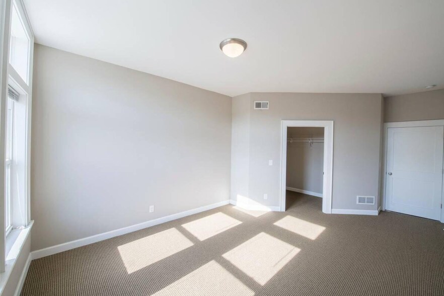 Building Photo - 2507 S Howell Ave