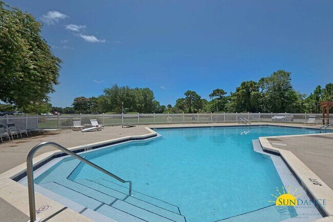 Building Photo - Custom Furnished 4 bed 3.5 bath in Emerald Bay!