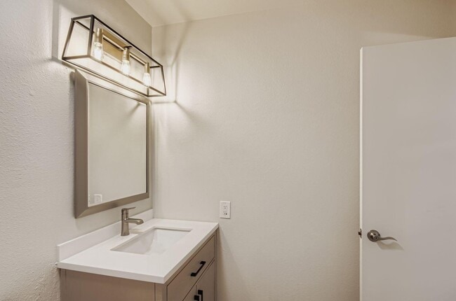 Building Photo - 8731 E Fairmount Ave