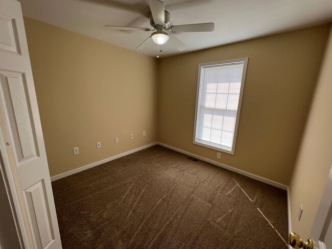 second bedroom with closet - 11810 White Pine Dr