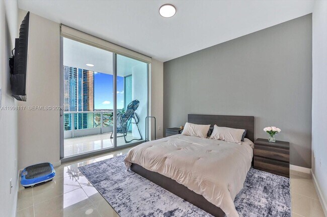 Building Photo - 900 Biscayne Blvd