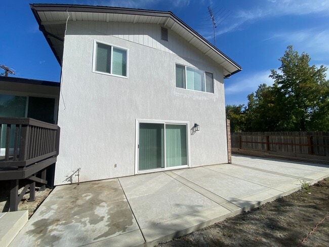 Building Photo - RECENTLY RENOVATED 4 BED, 2.5 BATH HOME ON CORNER LOT