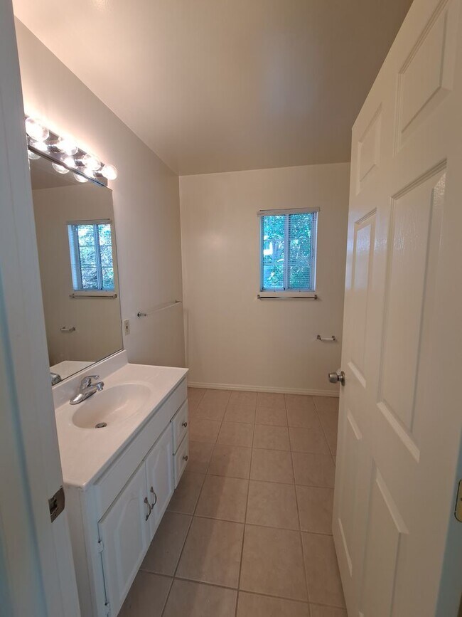 Building Photo - 3 BEDROOM HOME W/CENTRAL AIR CONDITIONING