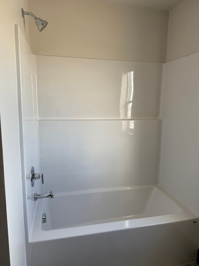 Building Photo - 3 Bed 2.5 Bath with double attached garage in Belgrade