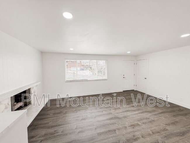 Building Photo - 1011 Claremont Dr