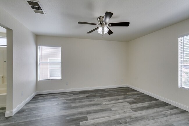 Building Photo - Stunning 4 bedroom, 2.5 bathroom