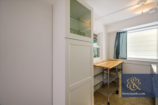 Building Photo - 33 Ford St