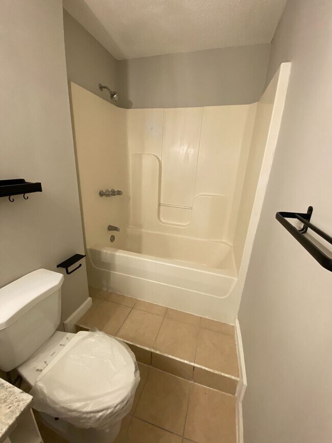 Building Photo - **MANAGERS SPECIAL $250 OFF FIRST MONTH RE...