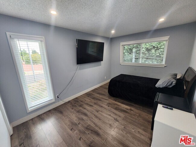 Building Photo - 11665 Babbitt Ave