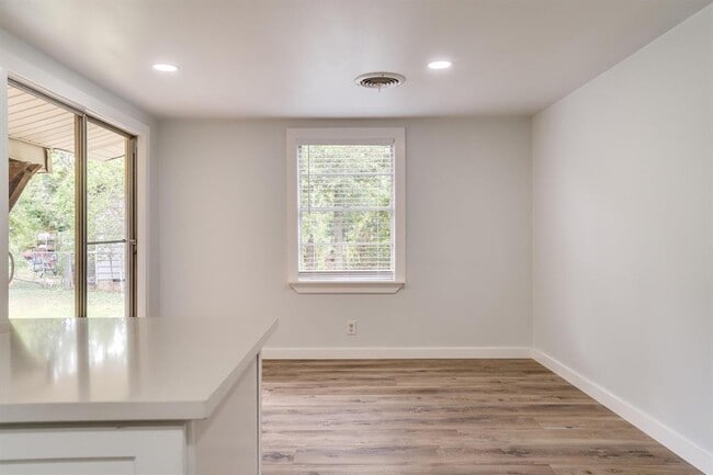 Building Photo - 1405 E Main St