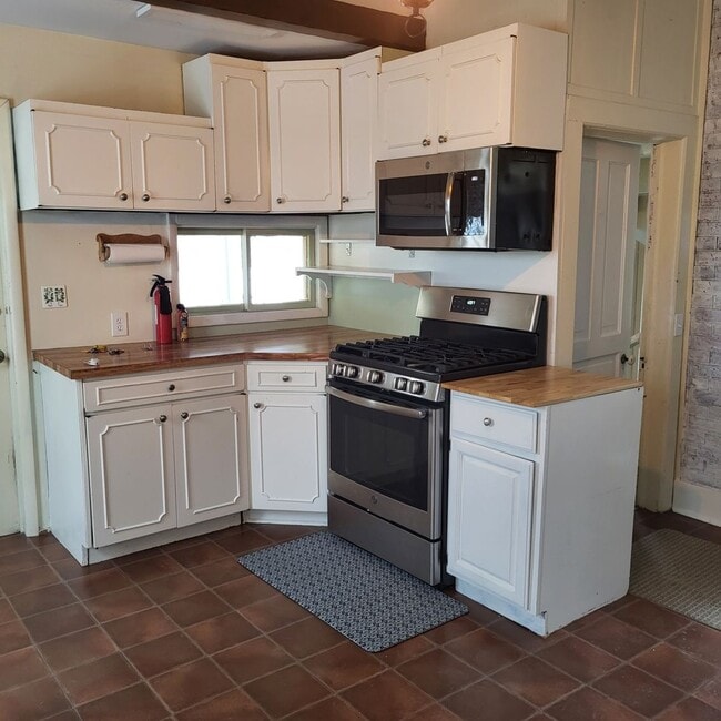 Building Photo - BEAUTIFUL 4 BEDROOM HOME NEAR DOWNTOWN CADILLAC