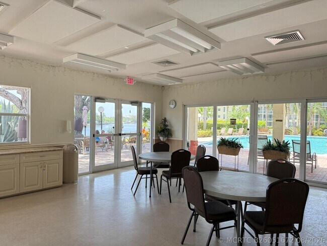 Building Photo - 3180 NE 48th Ct