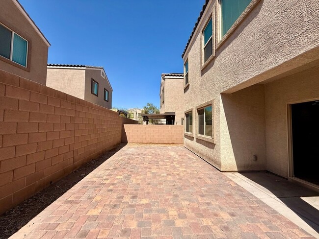 Building Photo - 3 BED 2.5 BATH 2 CAR GARAGE HOME w/ LOFT &...