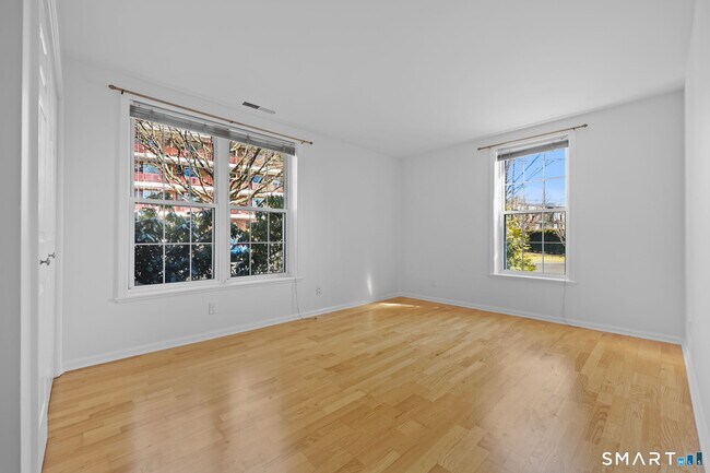 Building Photo - 140 Field Point Rd