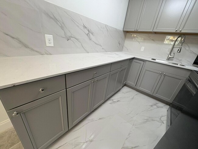 Building Photo - 239 Sussex L