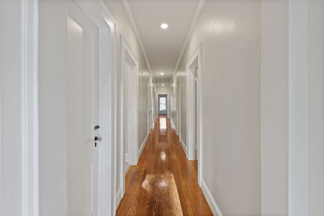 Building Photo - 1015 S Hawthorne Rd