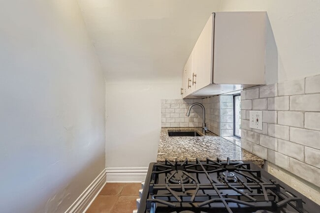 Building Photo - Charming Upper-Level 2 bed 1 bath Unit in ...