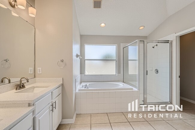 Building Photo - 8332 Crescent Moon Dr