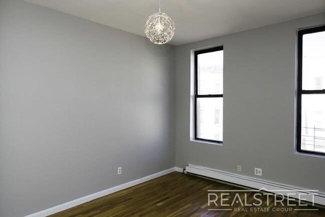 Building Photo - Duplex 2 BR in Bushwick