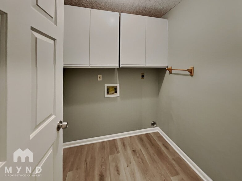 Building Photo - 6718 Lake Point Cir