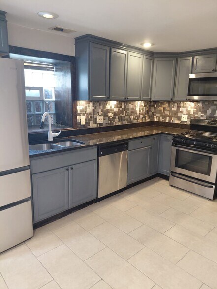 Building Photo - 3713 W Shakespeare Ave