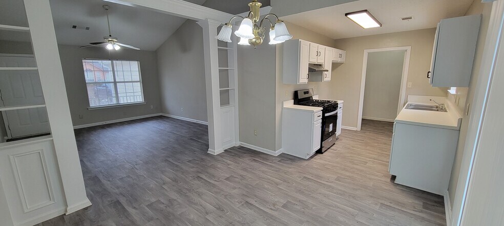 Building Photo - 118 Crystal Brk