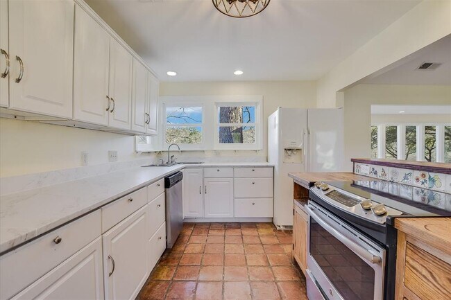 Building Photo - 202 Lazy L Ln