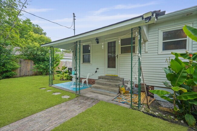 Building Photo - Charming Ardsley Park Bungalow Fully Furni...