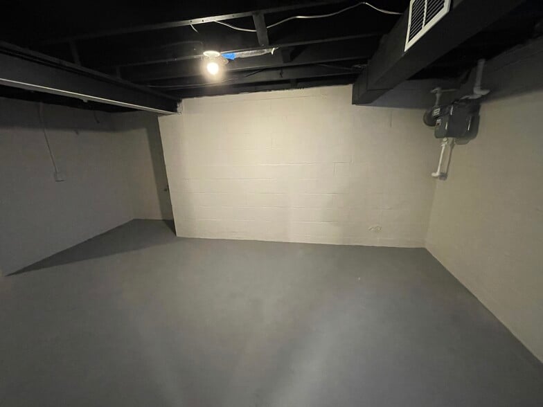 Building Photo - 7725 Bowen Ave