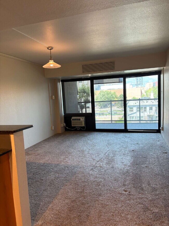 Building Photo - 1 bedroom Utilities Included - Downtown Citywalk