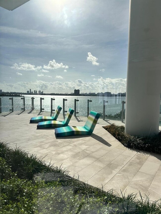 Building Photo - 700 NE 26th Terrace