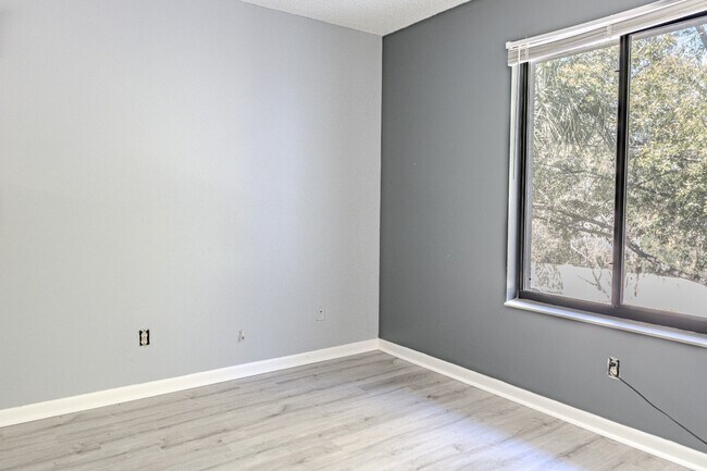 Building Photo - NEWLY REDUCED RENTAL PRICE!!