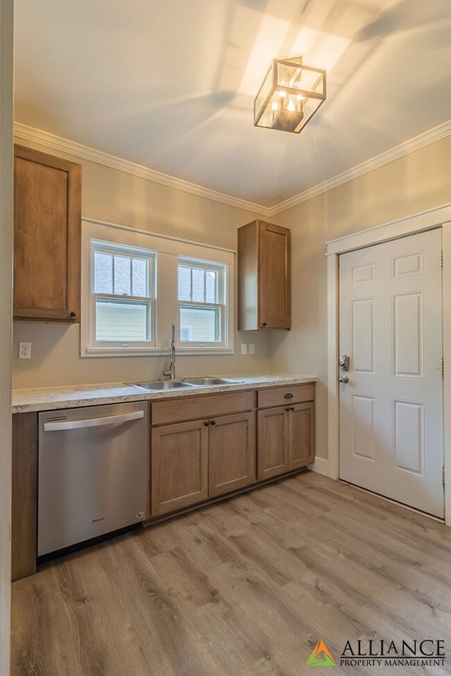 Building Photo - 1621 Leavenworth St